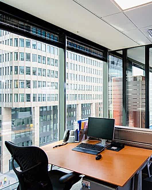 Мытье окон в офисе